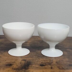Vintage Milk Glass Pedestal Compote Bowl Smooth Design, 3 Inner‎ Fins